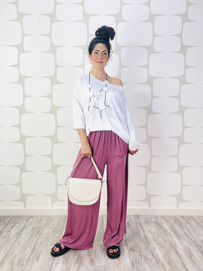 outfit con maglia bella bianca, pantalone cleo cipria e borsa envelop bianca