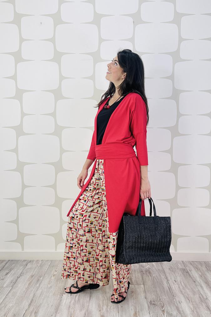 Outfit con Spolverino keikogi cotton sartoriale rosso, pantalone klee sartoriale e borsa paille nera