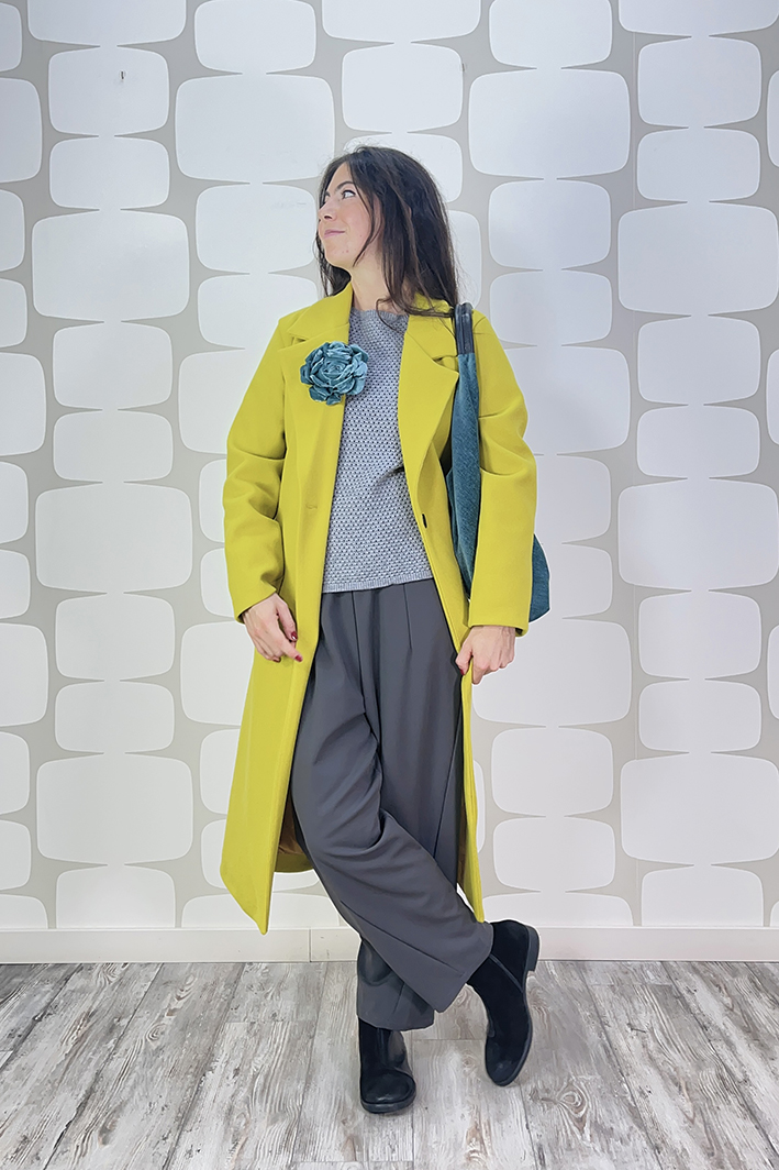 OUTFIT Cappotto Brilka lime, Maglia Wesley grigia, Pantalone Terry sartoriale grigio, borsa toraian petrolio e spilla velours petrolio