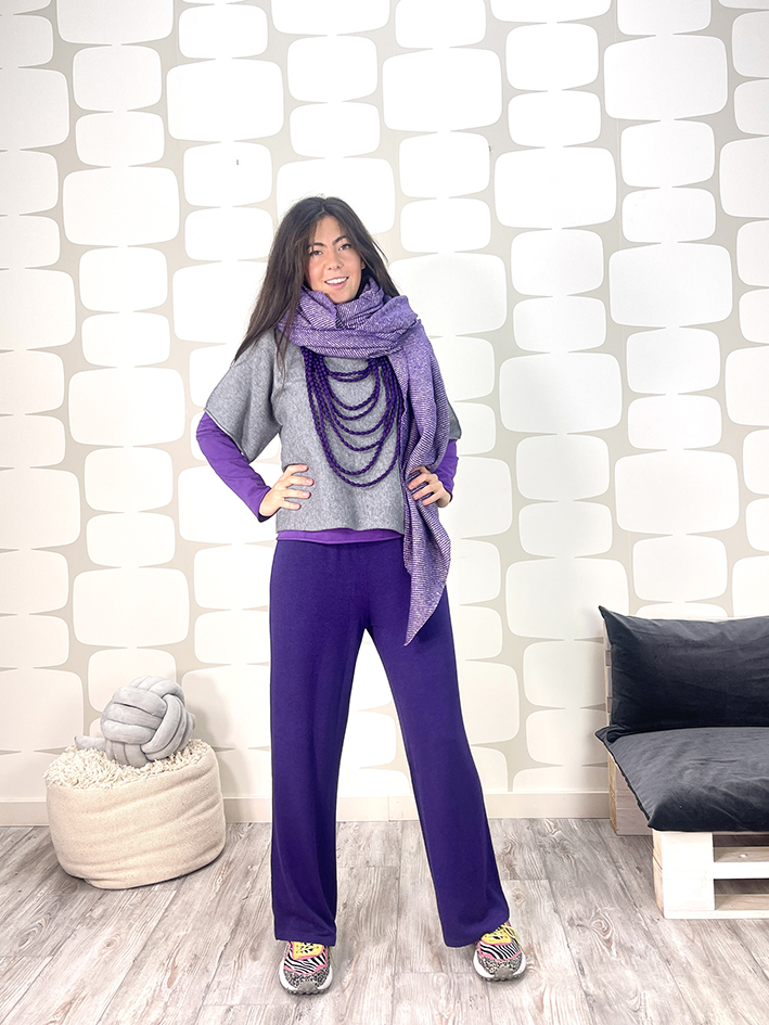 Outfit con Maglia Adrienne grigia, Pantalone Malloy viola, collana lara viola e sciarpa bucket