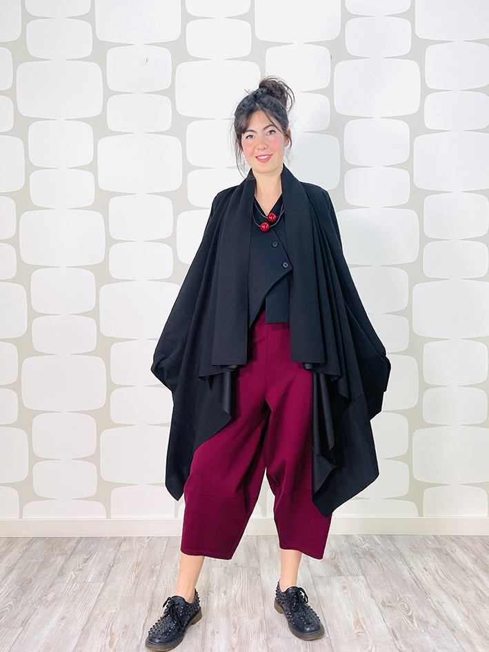 outfit con Cardigan Rosy sartoriale nero, gilet shabi nero e Pantalone Devis bordeaux sartoriale