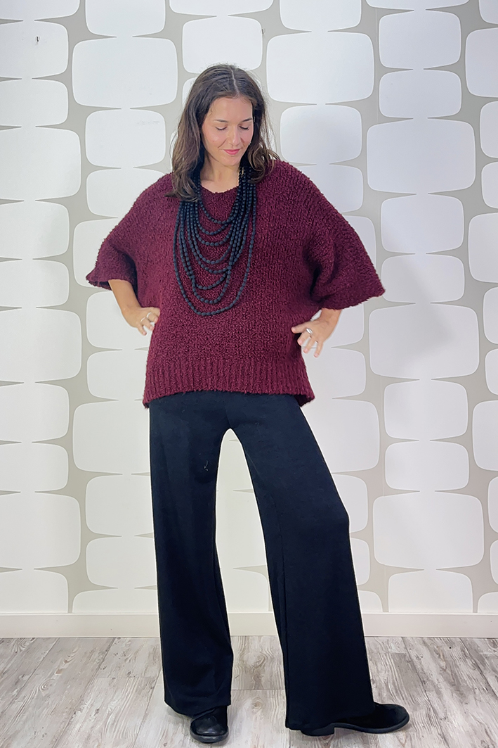 outfit con Maglia Niza bordeaux e Pantalone Helene nero