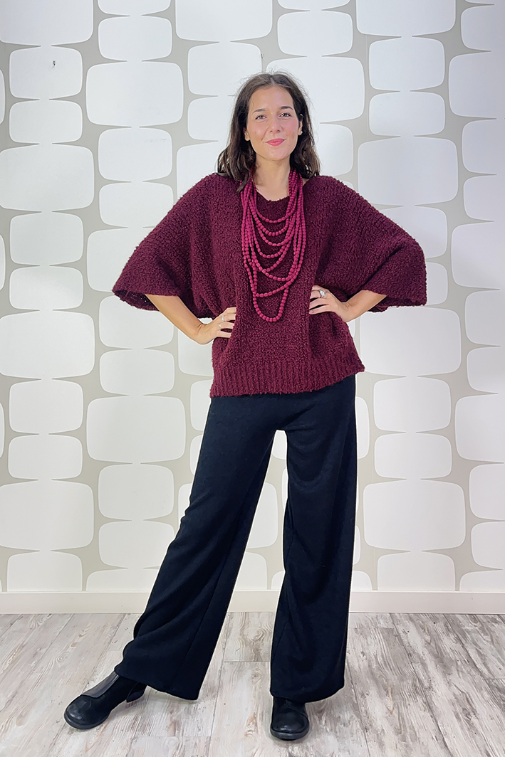 outfit con Maglia Niza bordeaux e Pantalone Helene nero