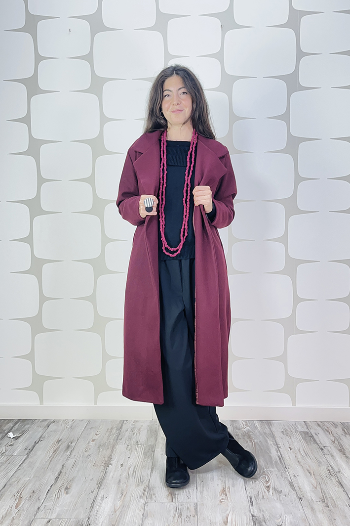 outfit con cappotto Brilka bordeaux, Maglia Rita nera, Pantalone Pepe nero e collana nodes 