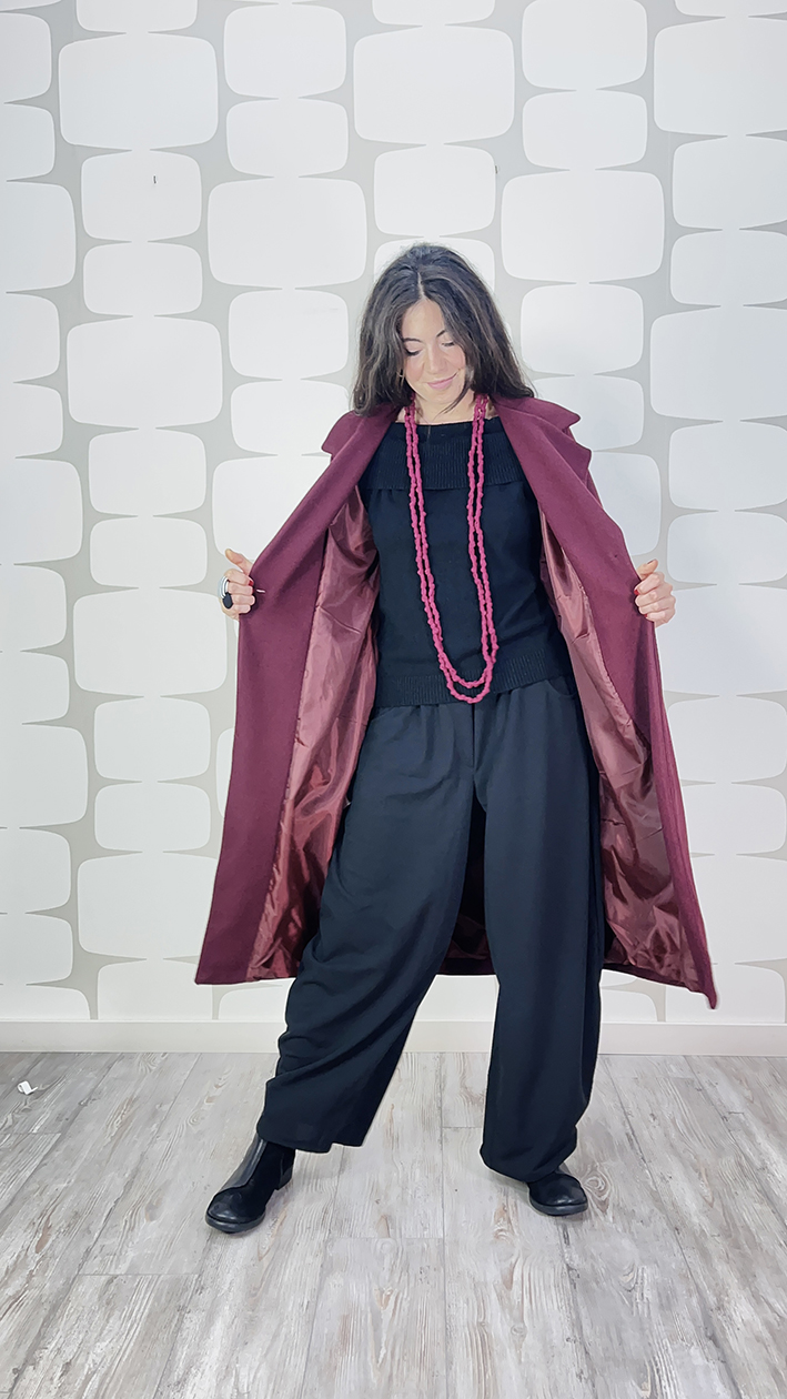 outfit con cappotto Brilka bordeaux, Maglia Rita nera, Pantalone Pepe nero e collana nodes 