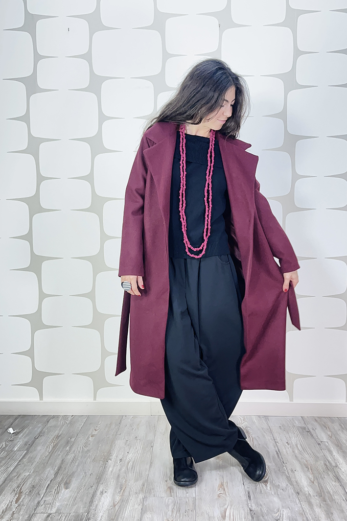 outfit con cappotto Brilka bordeaux, Maglia Rita nera, Pantalone Pepe nero e collana nodes 