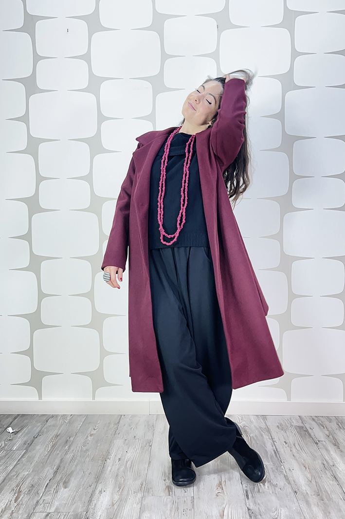 outfit con cappotto Brilka bordeaux, Maglia Rita nera, Pantalone Pepe nero e collana nodes 