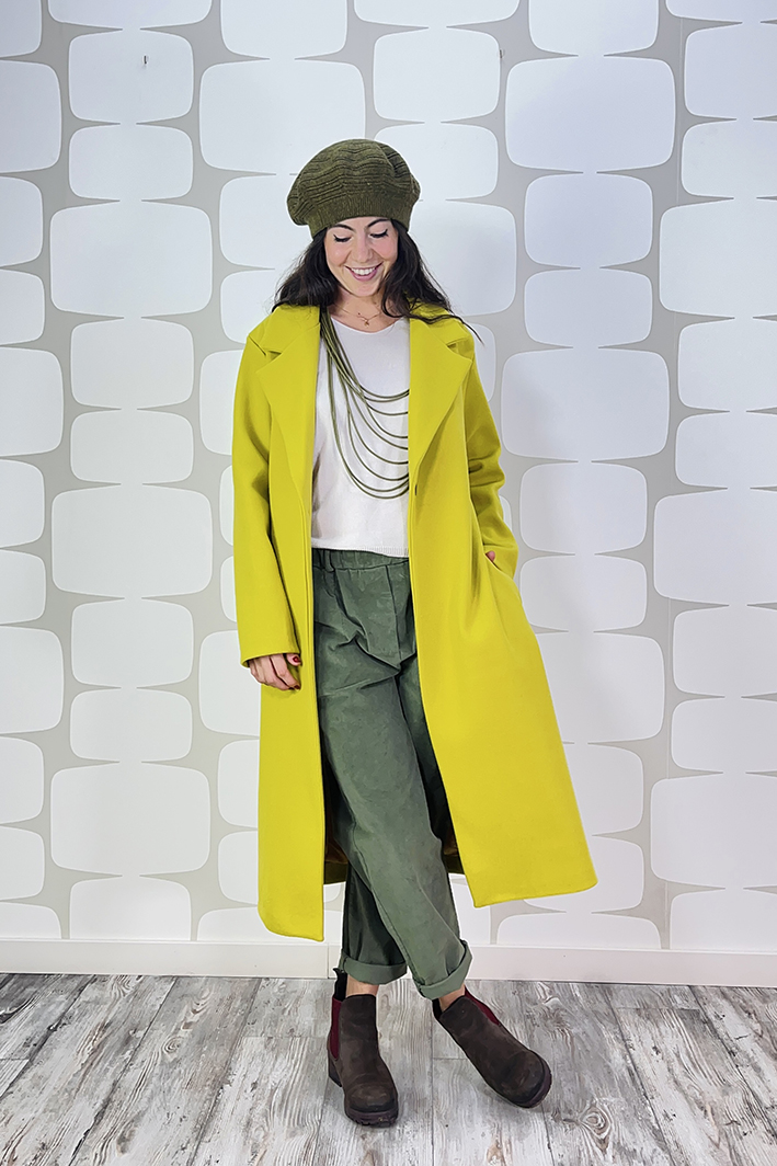 outfit con Cappotto Brilka lime, Maglia Overlap panna, Pantalone Luther verde, basco petiole verde e collana wire verde