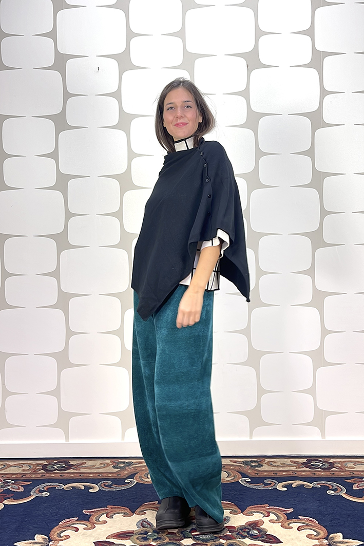 outfit con Poncho cardigan HUDA nero, Maglia PIERRE, Pantalone DASSIN verde - fabbrica di giuggiole