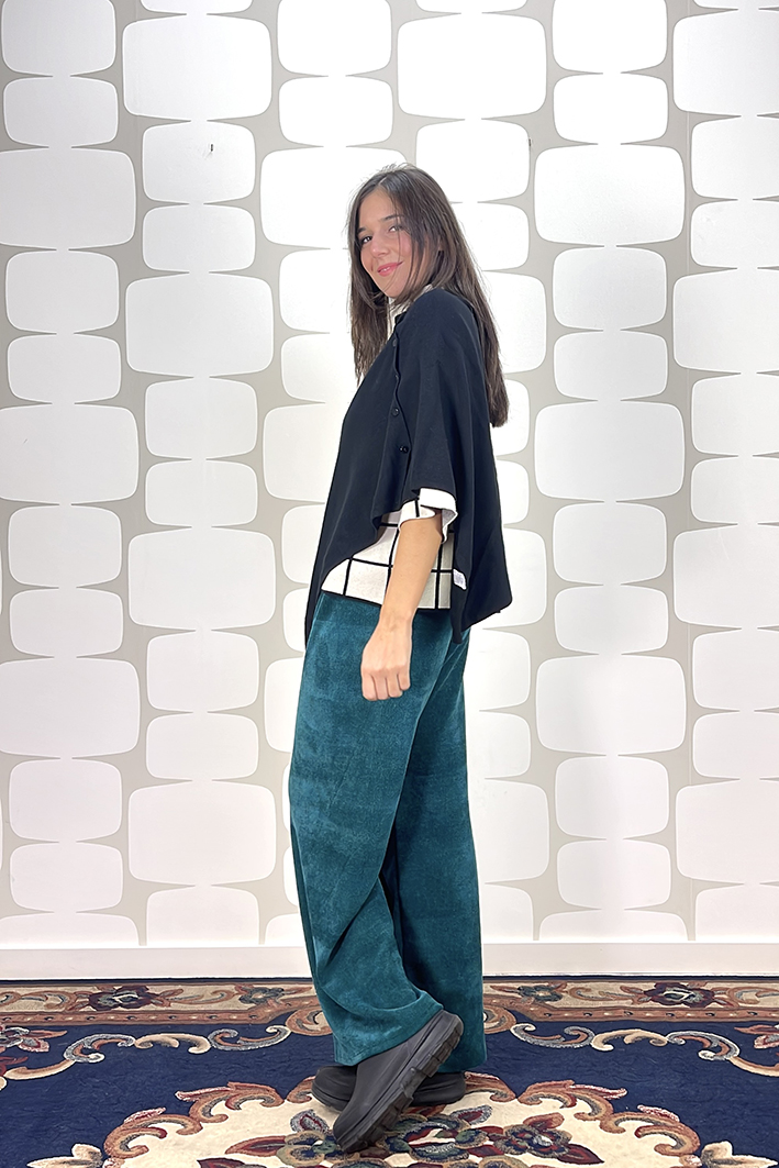 outfit con Poncho cardigan HUDA nero, Maglia PIERRE, Pantalone DASSIN verde - fabbrica di giuggiole