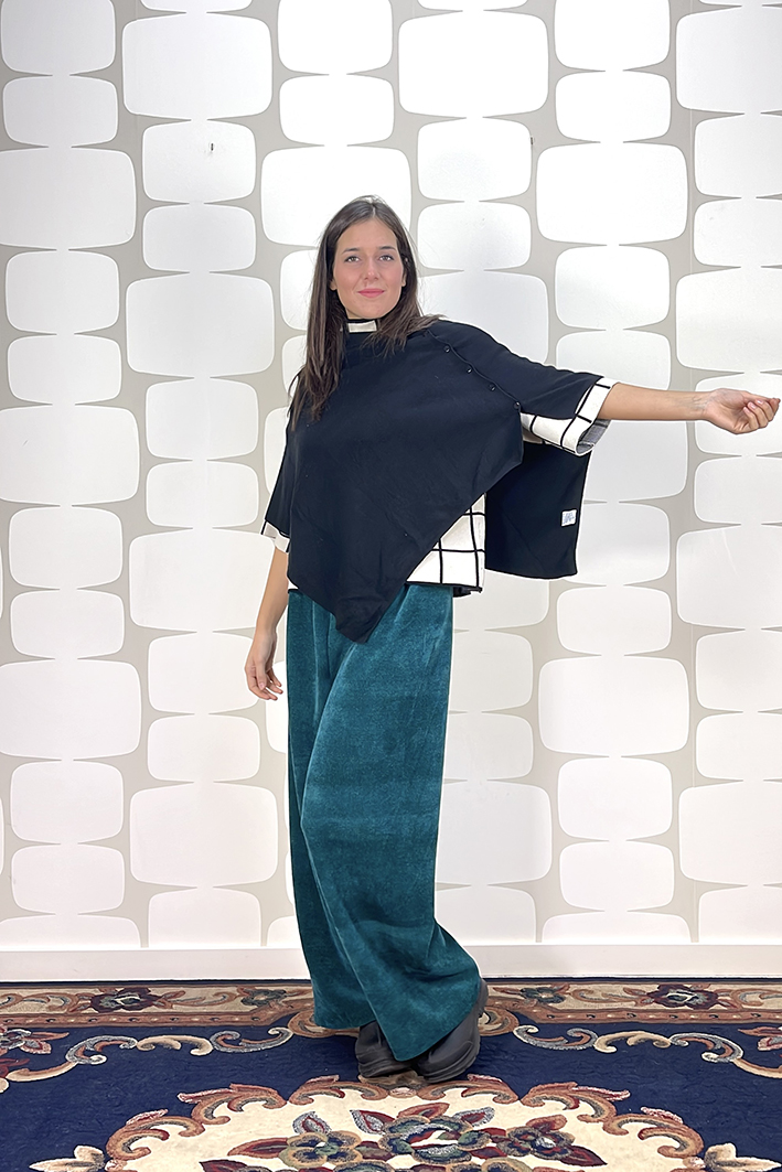 outfit con Poncho cardigan HUDA nero, Maglia PIERRE, Pantalone DASSIN verde - fabbrica di giuggiole