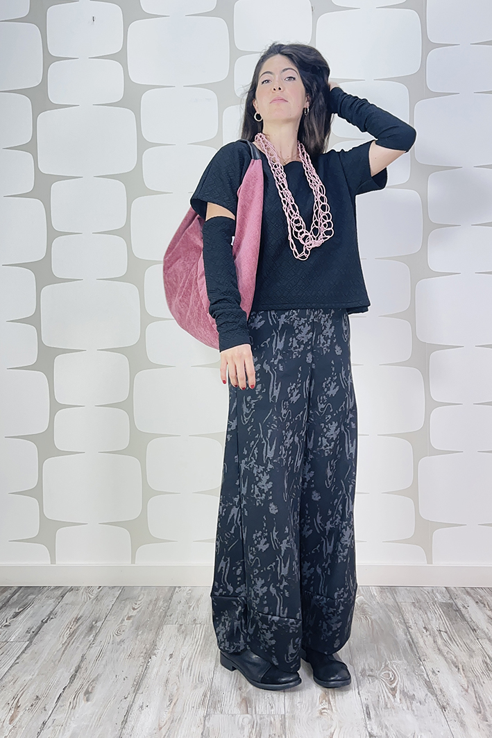 outfit con Maglia Genziana sartoriale nera, maniche sartoriali, Pantalone Verbania sartoriale, borsa toraian rosa e collana chain rosa