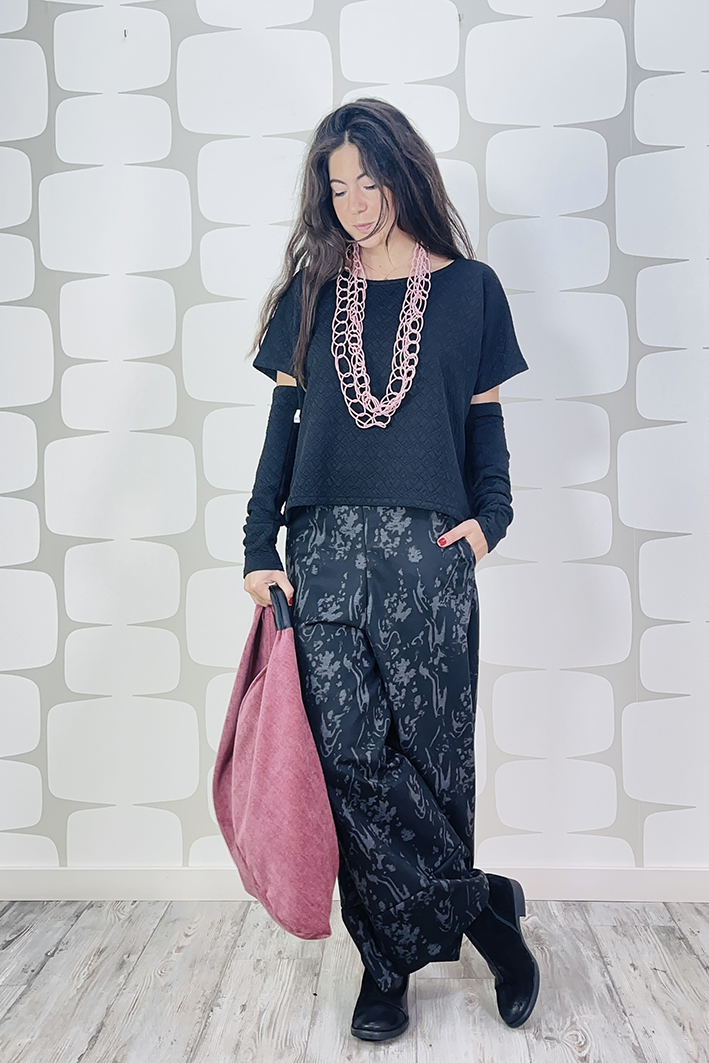 outfit con Maglia Genziana sartoriale nera, maniche sartoriali, Pantalone Verbania sartoriale, borsa toraian rosa e collana chain rosa