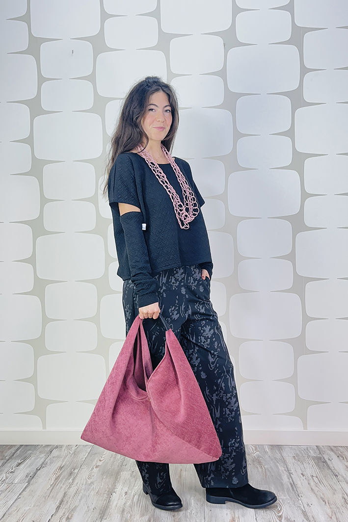 outfit con Maglia Genziana sartoriale nera, maniche sartoriali, Pantalone Verbania sartoriale, borsa toraian rosa e collana chain rosa