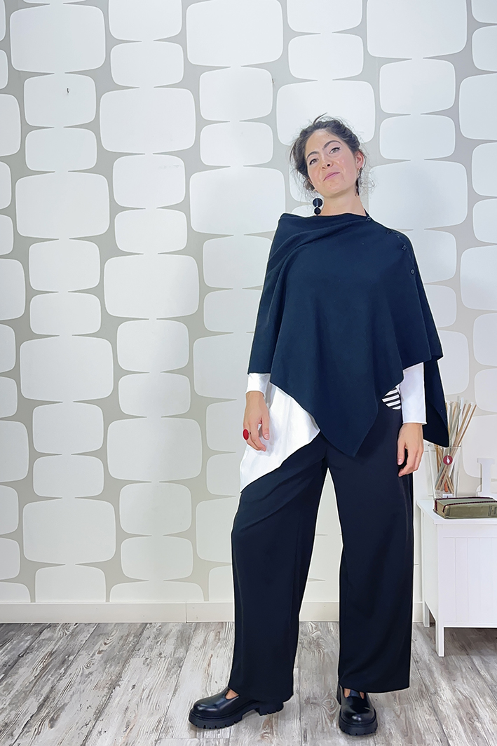 outfit con Poncho cardigan Huda nero, Maglia Margie sartoriale bianca, pantalone palazzo Pocket sartoriale nero