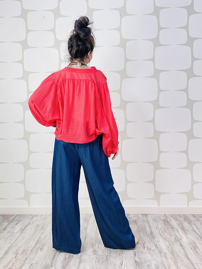 outfit con blusa gumble rossa, pantalone jeans julius e maxi canotta bianca sartoriale