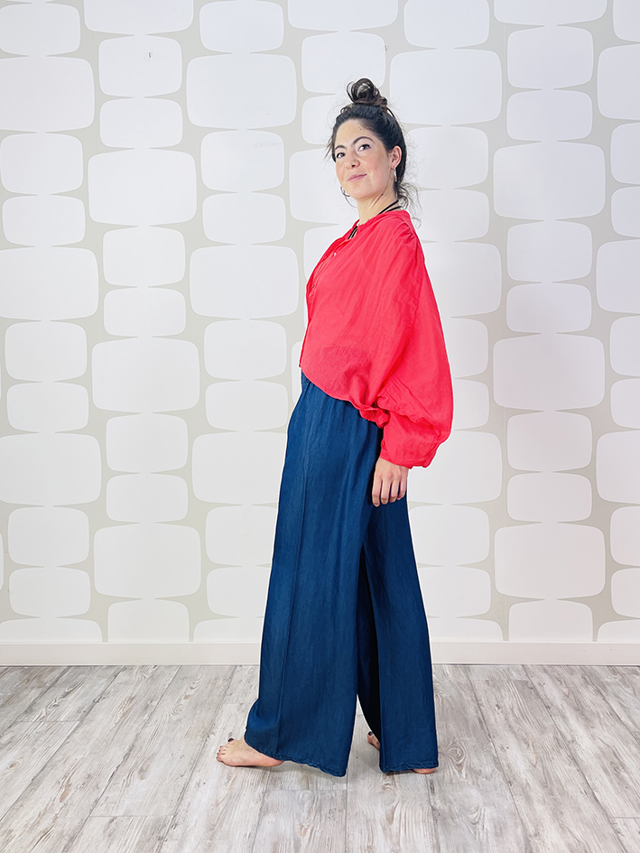outfit con blusa gumble rossa, pantalone jeans julius e maxi canotta bianca sartoriale