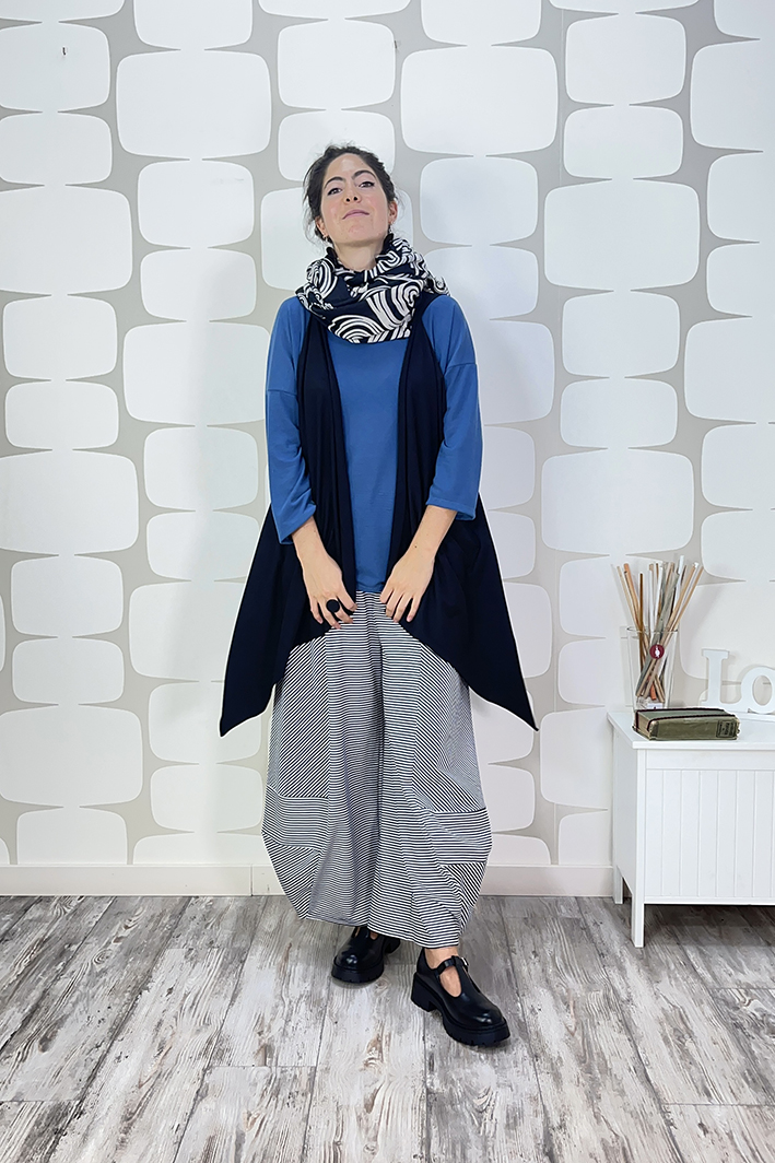 outfit con Maglia Lory denim, Pantalone Briques sartoriale a righe, Gilet Jeremie nero sartoriale e sciarpa cible nera