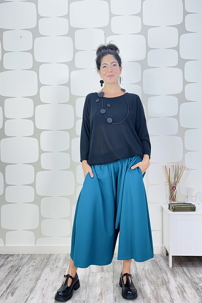 outfit Maglia Lory nera, Pantalone Stasia sartoriale petrolio e cardigan poncho Huda nero