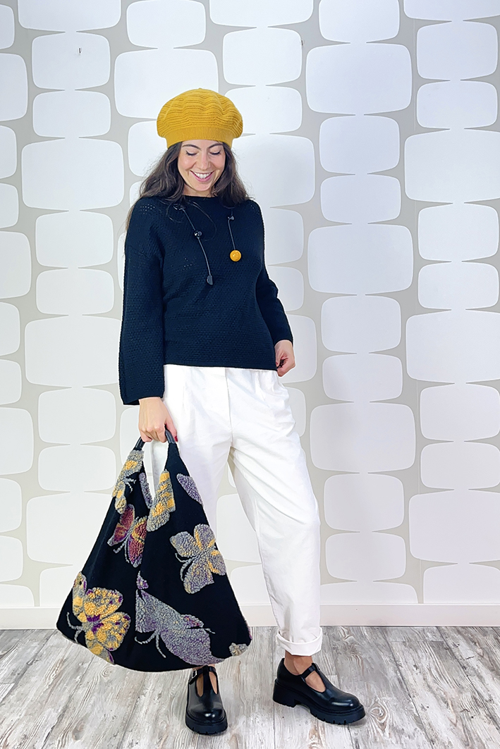 Outfit con maglia wesley nera, pantalone luther panna, bag butterlfy e basco petiole giallo