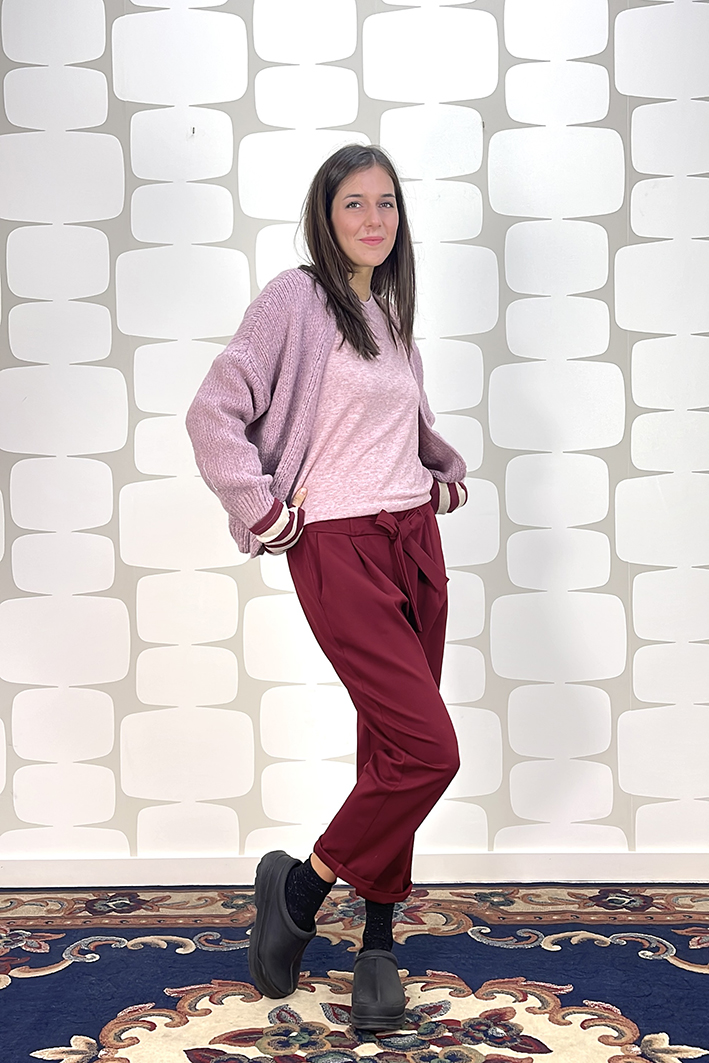 outfit Cardigan Pauda rosa, maglia basica invernale rosa, Pantalone Mylene rosso, guantini sartoriali - fabbrica di giuggiole