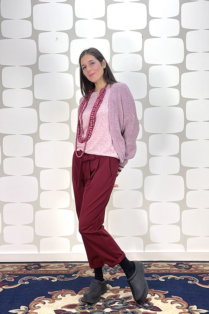 outfit Cardigan Pauda rosa, maglia basica invernale rosa, Pantalone Mylene rosso, guantini sartoriali - fabbrica di giuggiole