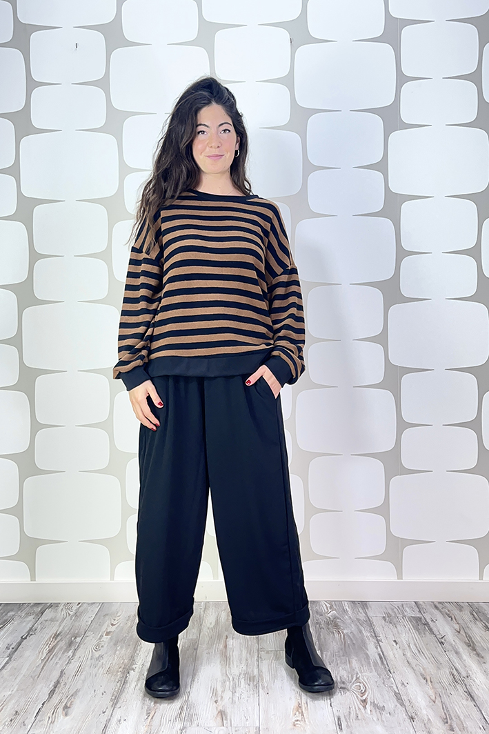 outfit con Maglia Nancy sartoriale e Pantalone Cassiopea nero