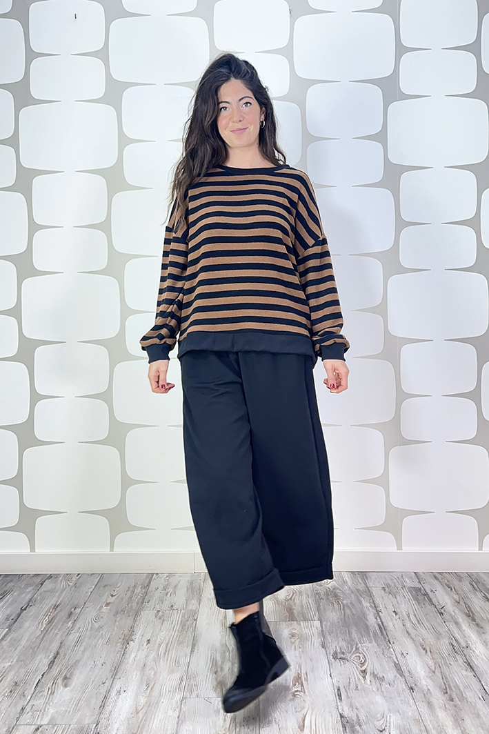 outfit con Maglia Nancy sartoriale e Pantalone Cassiopea nero