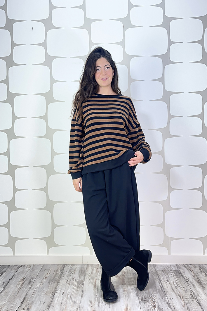 outfit con Maglia Nancy sartoriale e Pantalone Cassiopea nero