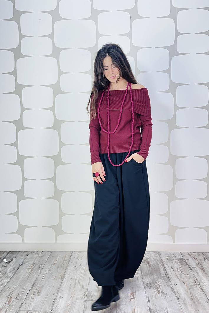 outfit con Maglia Rita bordeaux, Pantalone Pepe nero e collana nodes 