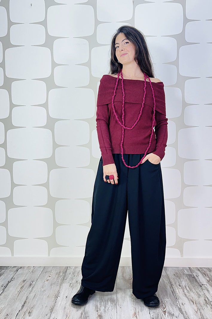 outfit con Maglia Rita bordeaux, Pantalone Pepe nero e collana nodes 