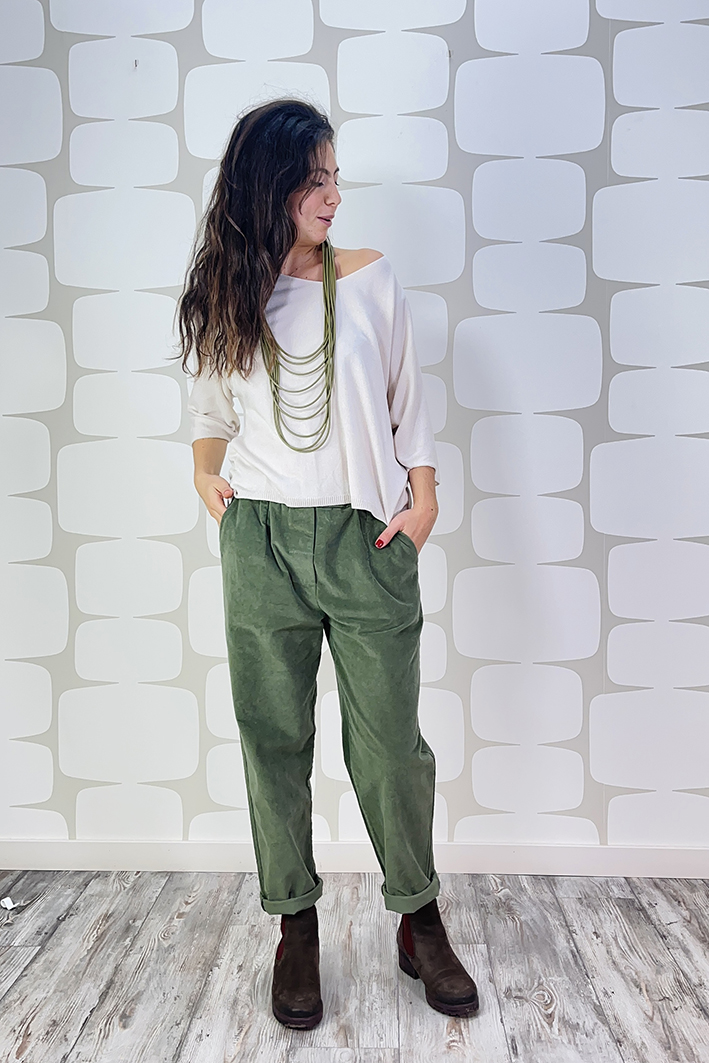 outfit con Maglia Overlap panna, Pantalone Luther verde e collana wire verde