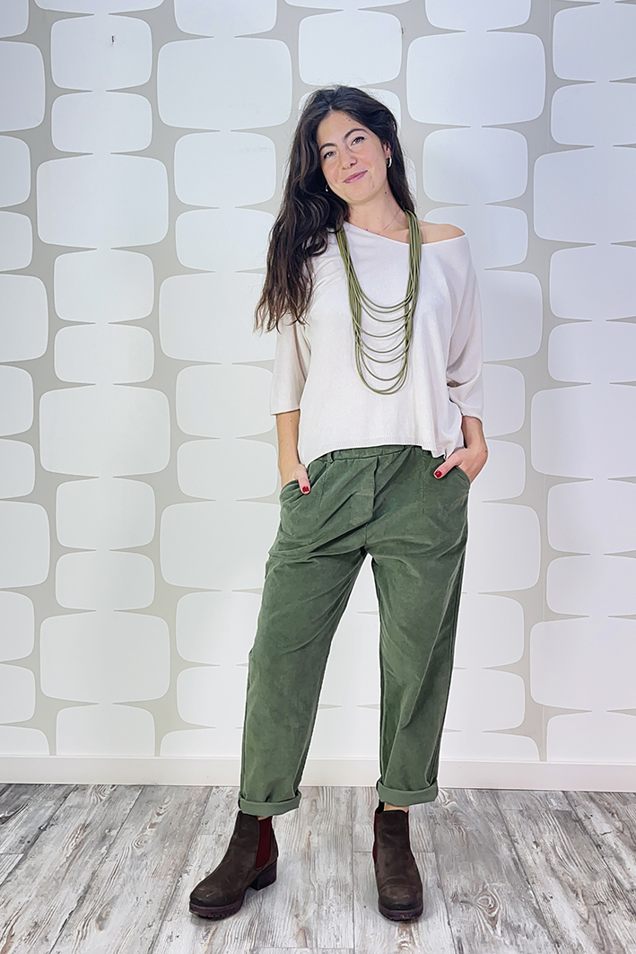 outfit con Maglia Overlap panna, Pantalone Luther verde e collana wire verde