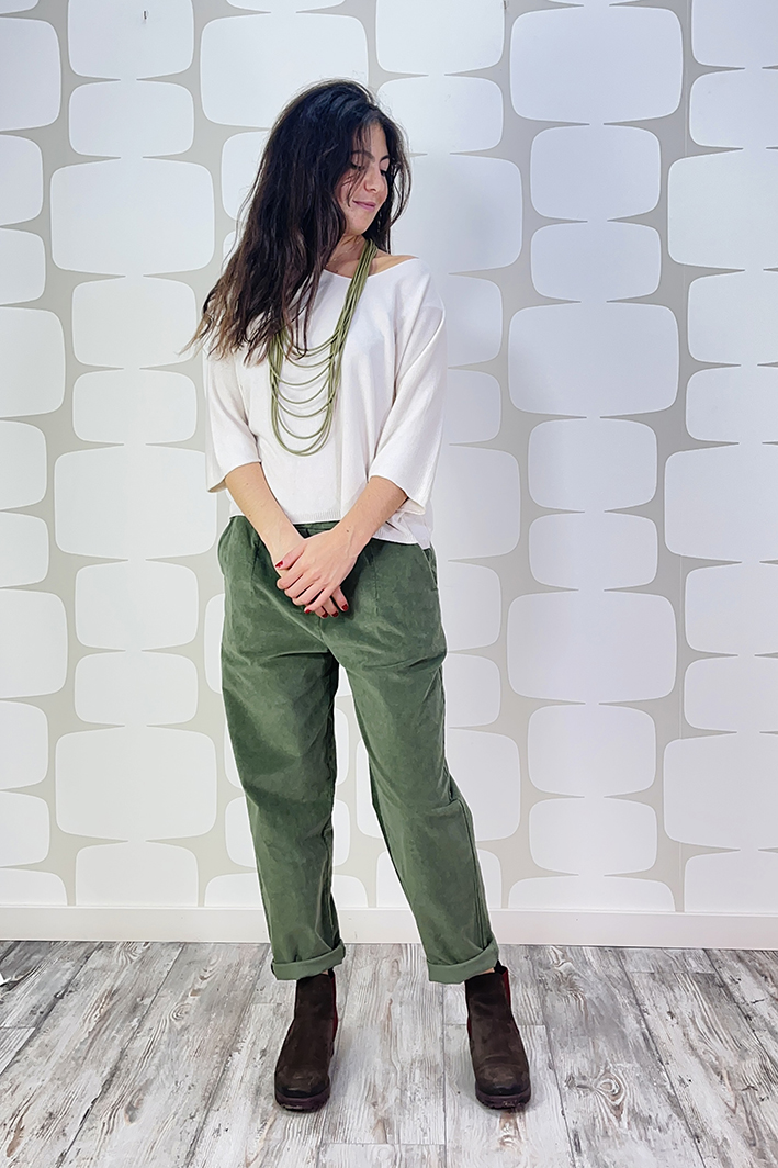 outfit con Maglia Overlap panna, Pantalone Luther verde e collana wire verde