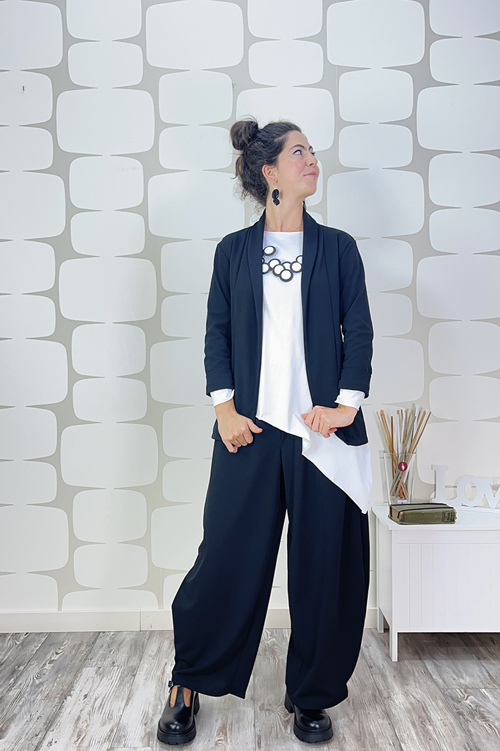 Outfit con maglia mergie bianca sartoriale, pantalone pepe nero e giacca peiton nera