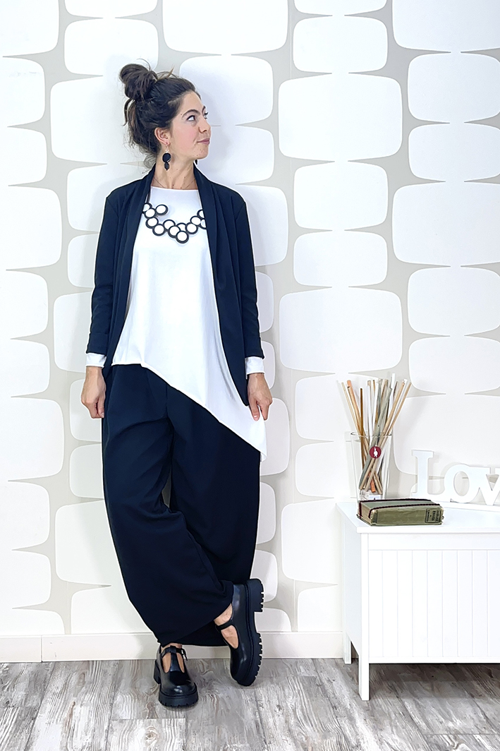 Outfit con maglia mergie bianca sartoriale, pantalone pepe nero e giacca peiton nera