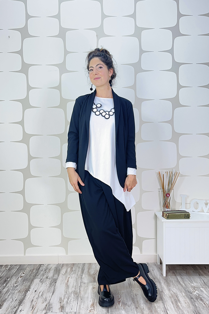 Outfit con maglia mergie bianca sartoriale, pantalone pepe nero e giacca peiton nera