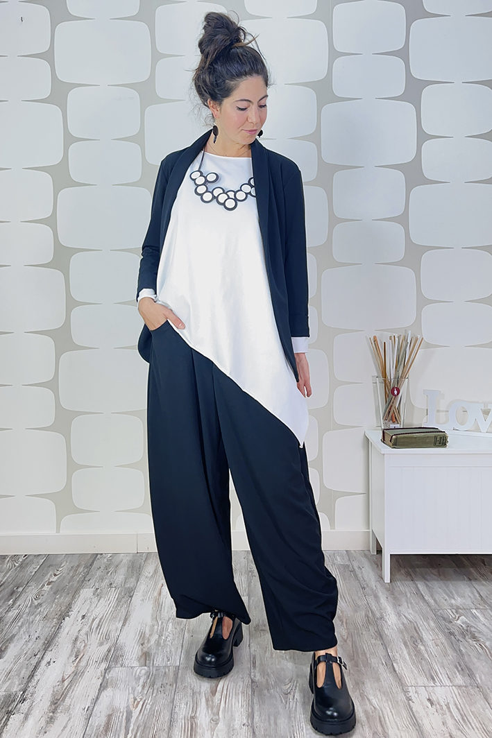 Outfit con maglia mergie bianca sartoriale, pantalone pepe nero e giacca peiton nera