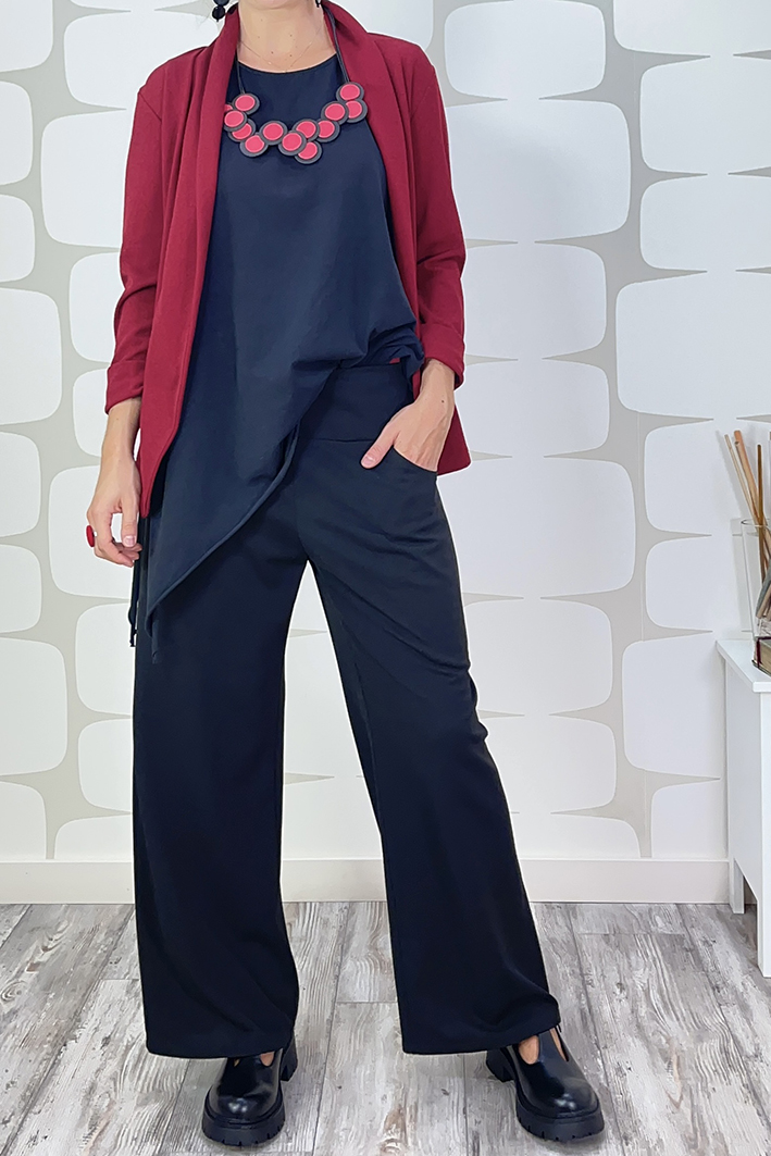 outfit con Giacca Peiton rossa, Maglia Mergie nera sartoriale e Pantalone Palazzo Pocket nero