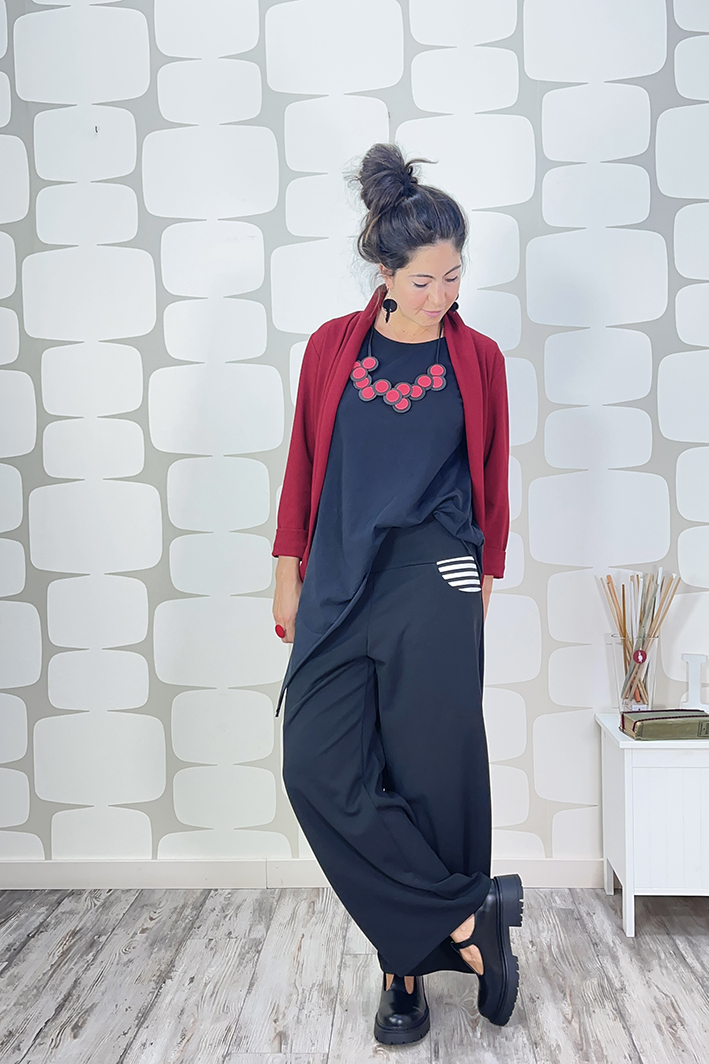 outfit con Giacca Peiton rossa, Maglia Mergie nera sartoriale e Pantalone Palazzo Pocket nero