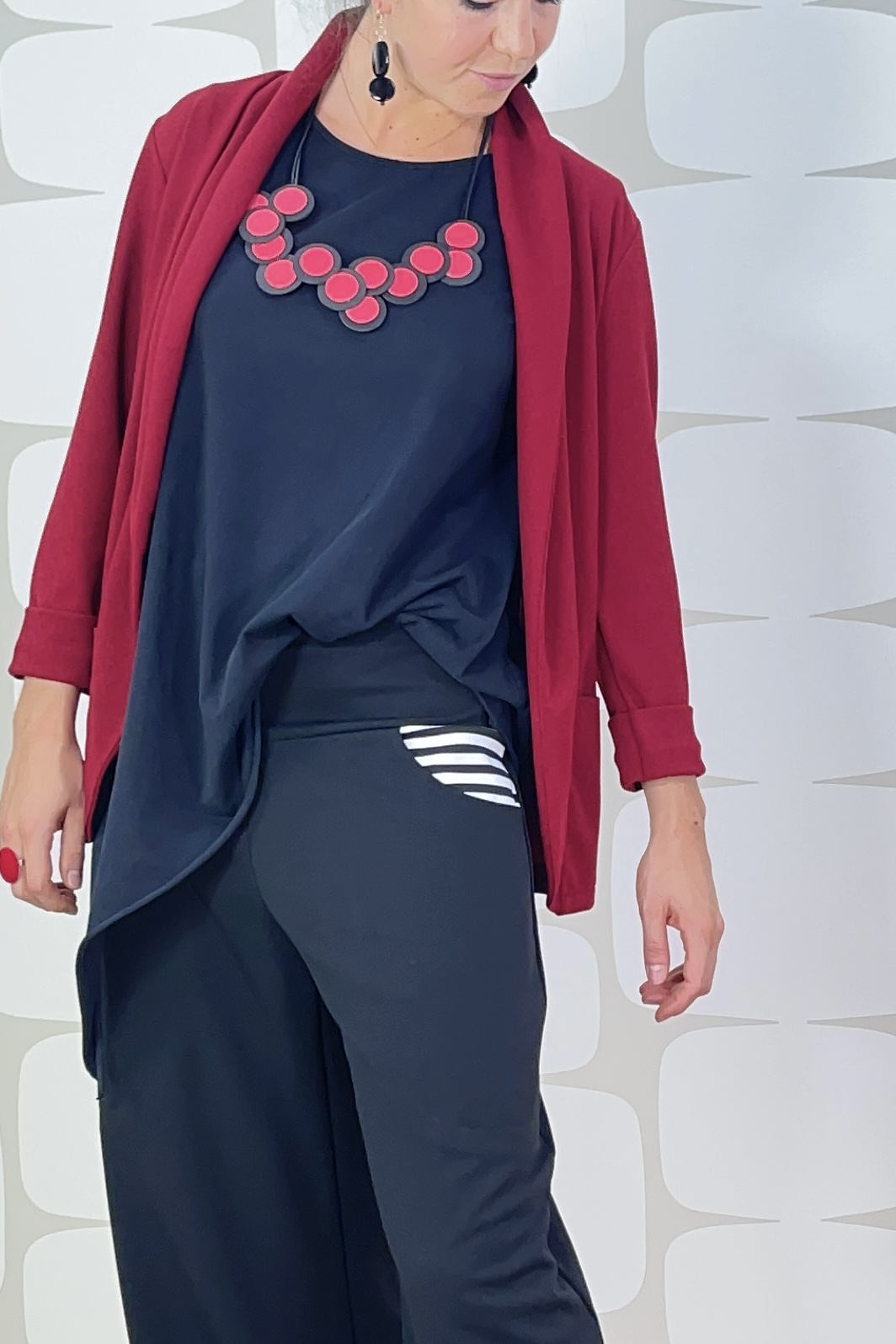 outfit con Giacca Peiton rossa, Maglia Mergie nera sartoriale e Pantalone Palazzo Pocket nero