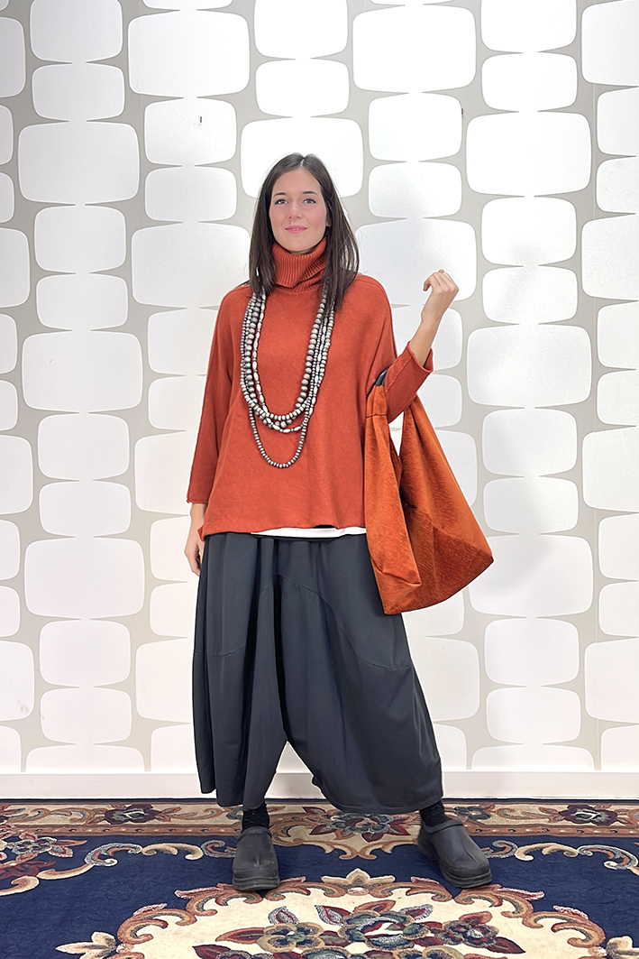 outfit con Maglia Porter arancione, maxi canotta a righa larga bianca e nera sartoriale, Pantalone Daho grigio, borsa toraian arancione - fabbrica di giuggiole