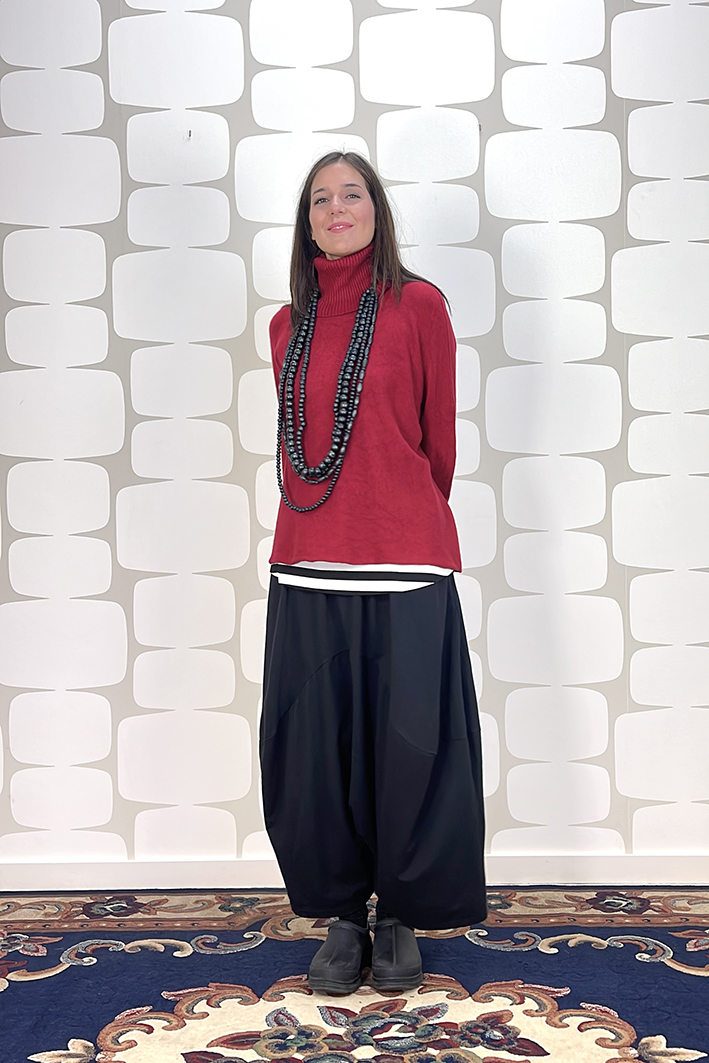 outfit con Maglia Porter rosso, maxi canotta a riga larga bianca e nera sartoriale, Pantalone Daho grigio - fabbrica di giuggiole