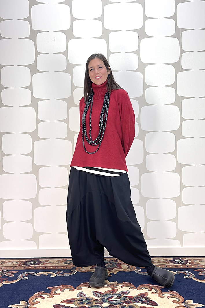 outfit con Maglia Porter rosso, maxi canotta a riga larga bianca e nera sartoriale, Pantalone Daho grigio - fabbrica di giuggiole