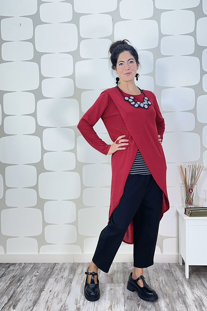 outfit con Maglia Rachel rossa sovrapposta ad una maglia basica a righe a maniche lunghe sartoriale grigie e nere, Pantalone Ionela nero