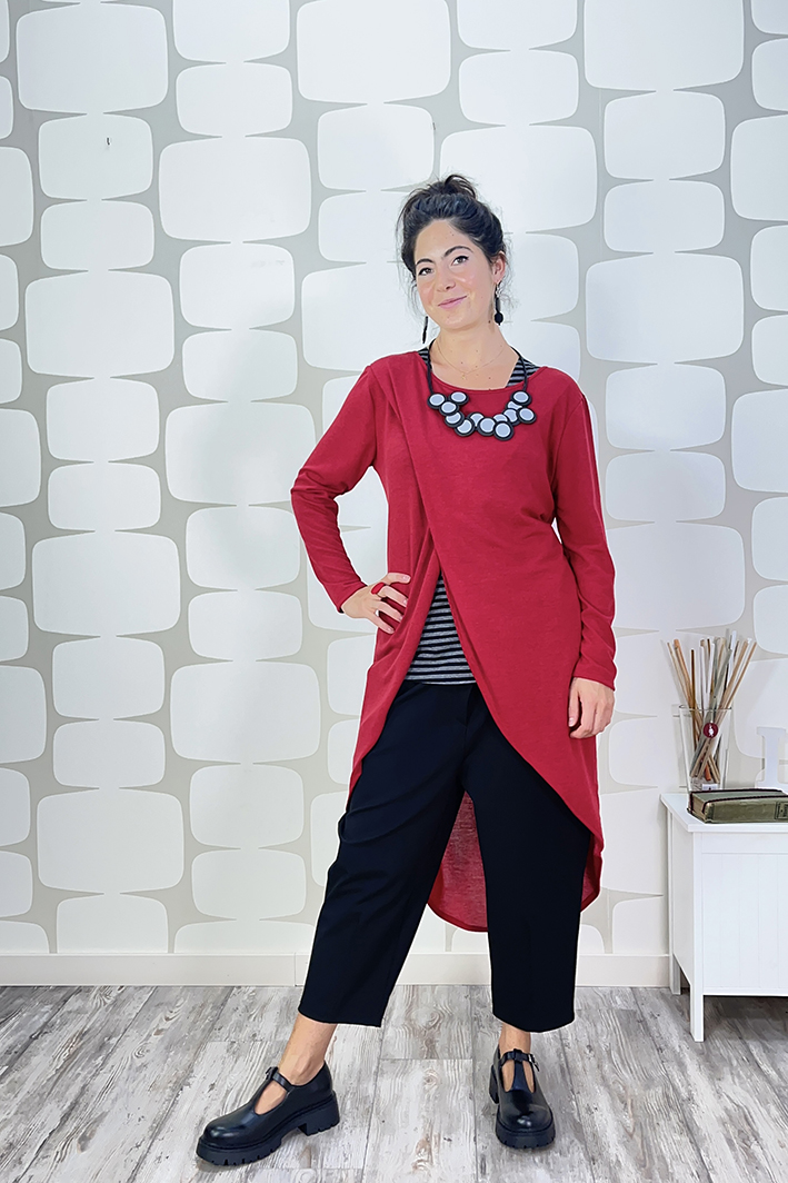 outfit con Maglia Rachel rossa sovrapposta ad una maglia basica a righe a maniche lunghe sartoriale grigie e nere, Pantalone Ionela nero