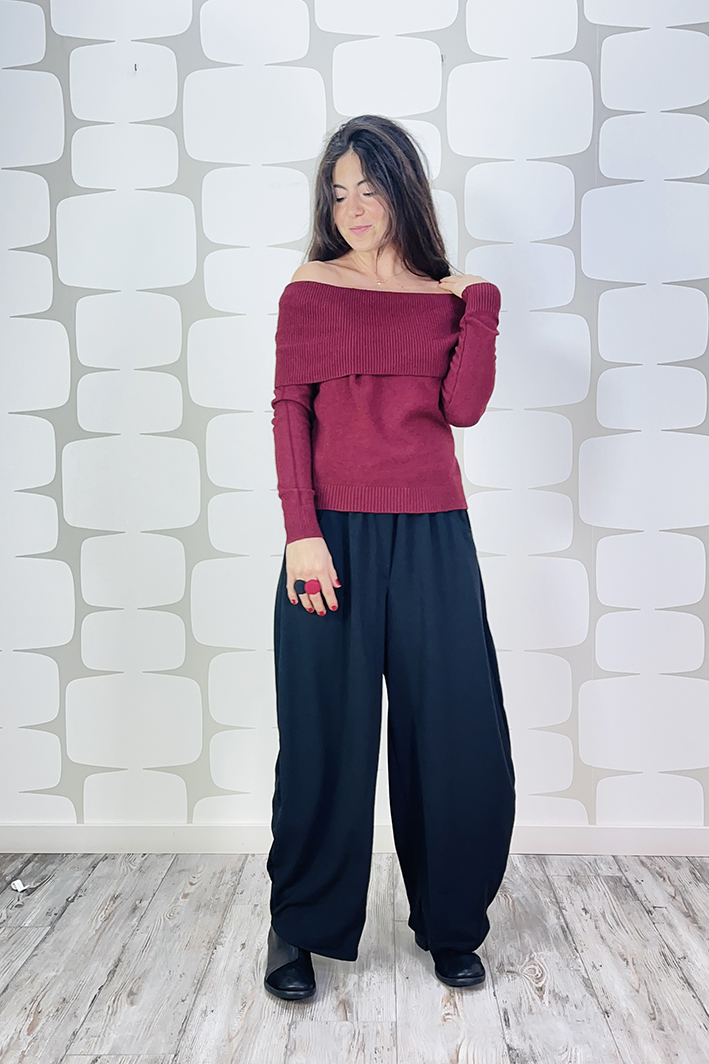 outfit con Maglia Rita bordeaux, Pantalone Pepe nero e collana nodes 