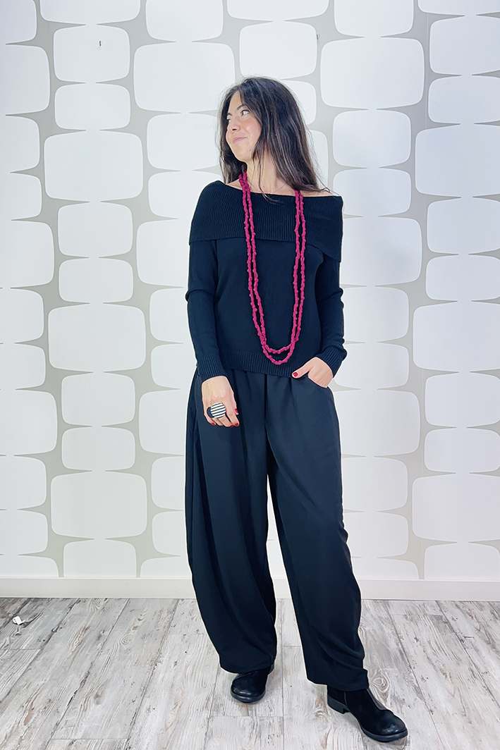 outfit con Maglia Rita nera, Pantalone Pepe nero e collana nodes 