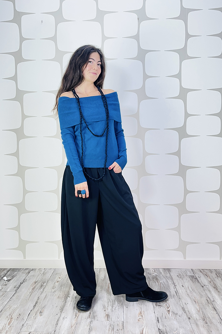 outfit con Maglia Rita petrolio, Pantalone Pepe nero e collana nodes 