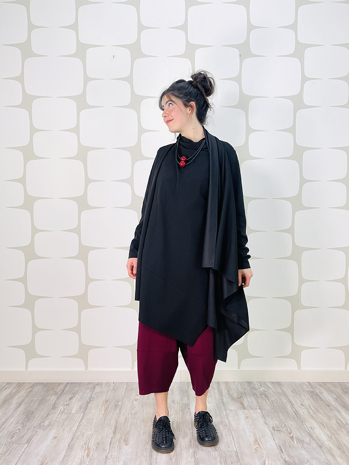 outfit con Cardigan Rosy sartoriale nero, gilet shadi nero e Pantalone Devis bordeaux sartoriale